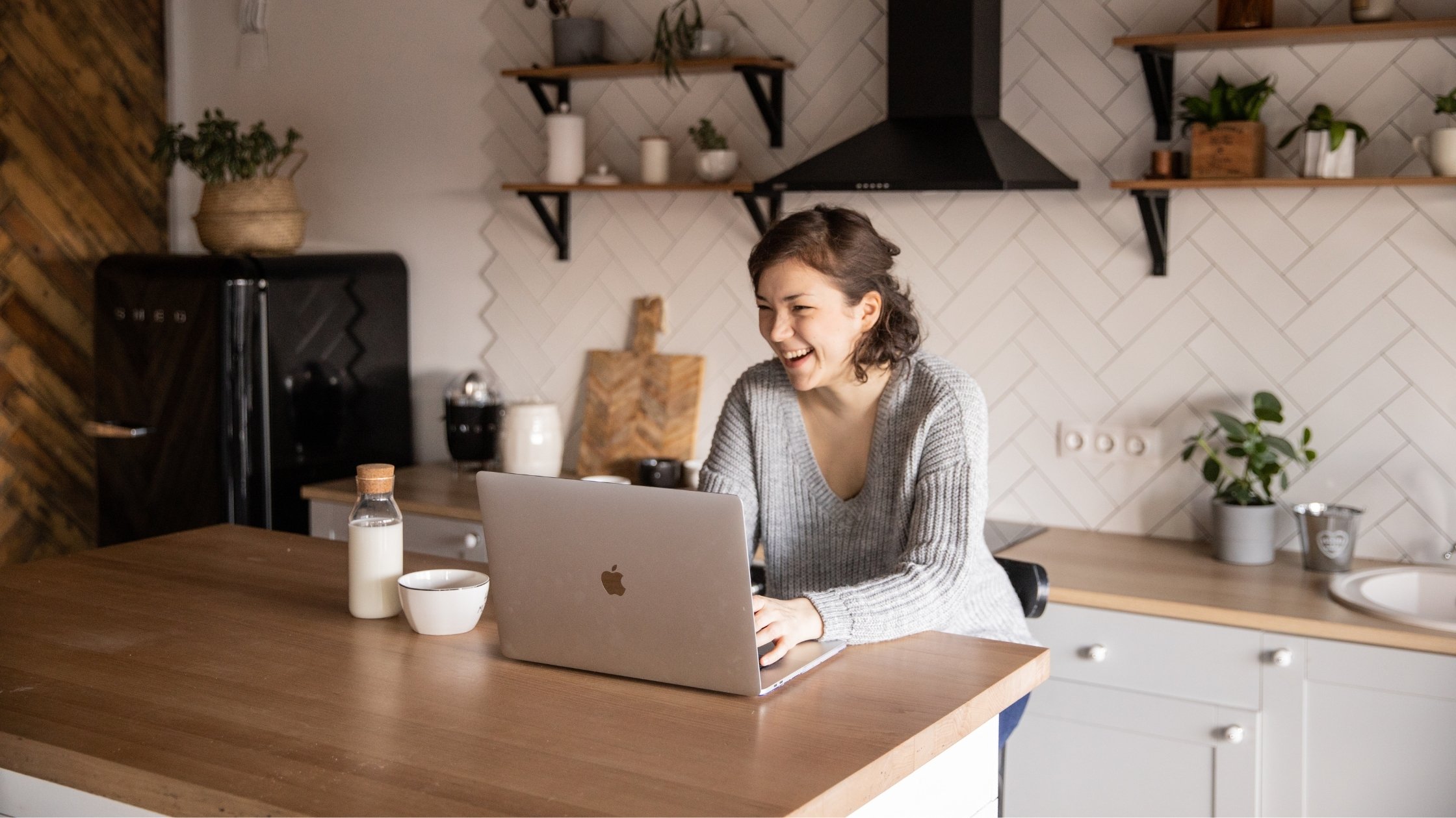 Selbstständige arbeitet digital von zuhause aus.